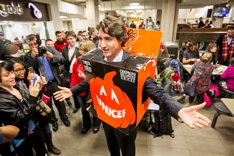 Les mille et un costumes de Justin Trudeau | TVA Nouvelles