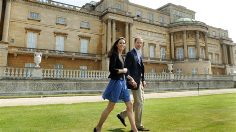 Inside Buckingham Palace: Queen Elizabeth's Bedroom, a Pool, and More!