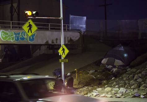 Volunteers fan out to count Las Vegas’ homeless people — PHOTOS | Las Vegas Review-Journal