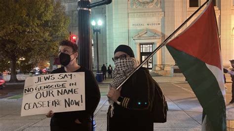 Gaza ceasefire demonstration blocks Washington train station