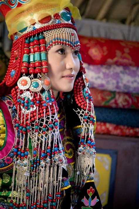 Mongolian headdress | Traditional dresses, Mongolian clothing, Tribal fashion