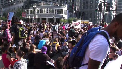 Hundreds gather in downtown Chicago for 3rd day of police shooting ...