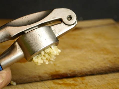 How to Chop Garlic - In the Kitch