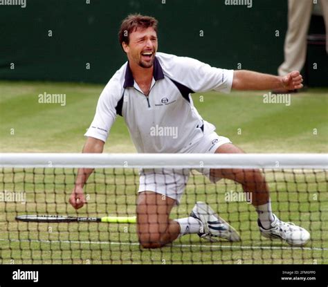 GORAN IVANISEVIC WINS THE MENS FINAL AT WIMBLEDON TENNIS CHAMPIONSHIPS 2001 Stock Photo - Alamy