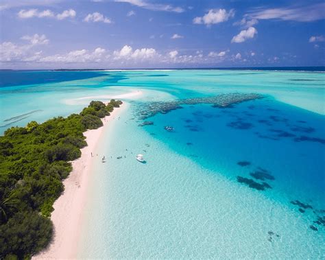 Beautiful Aerial View of Maldives Beach [1280×1024] : r/wallpaper