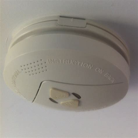 alarm - How to open this smoke detector in order to change battery ...