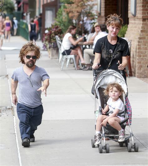 Peter Dinklage pasea con su familia - Univision