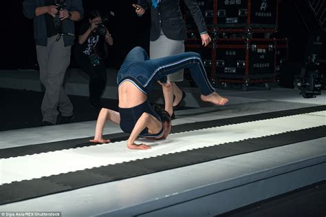 Chinese artist sets contortion record in 15.54 seconds | Daily Mail Online