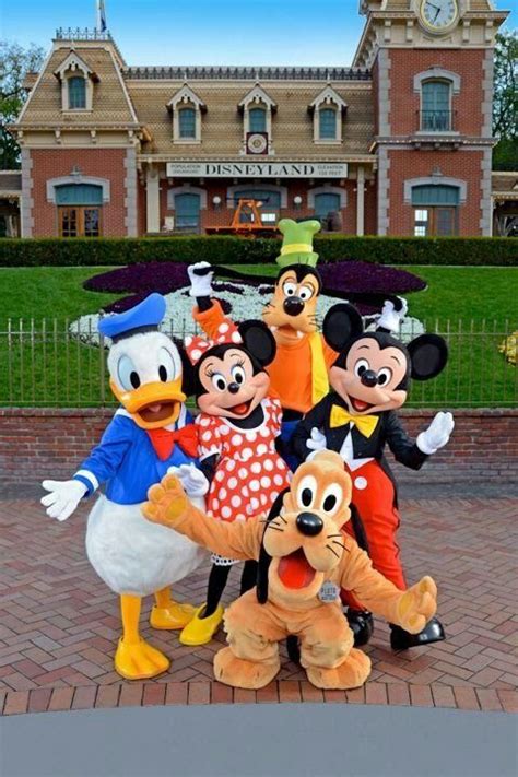 Mickey & Friends Disneyland entrance | Disney world characters ...