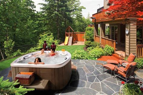 30 Stunning Garden Hot Tub Designs