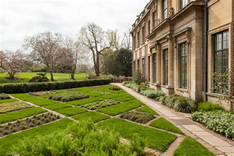 15 Lush Victorian Landscape Designs That Will Take Your Breath Away