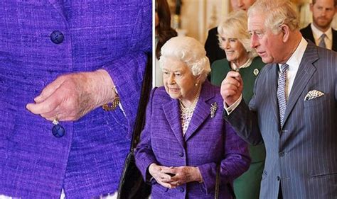 The Queen’s hand STILL bruised sparking health concerns - ‘I am ...