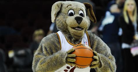 Shot of the year? Cavs mascot Moondog shows off skills | FOX Sports