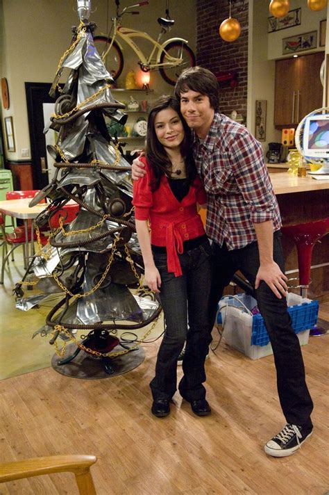 iCarly : iChristmas (2008) | Icarly, Tv show outfits, Icarly cast