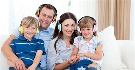 Música Que Escucha Sonriente De La Familia Con Los Auriculares Imagen de archivo - Imagen de ...