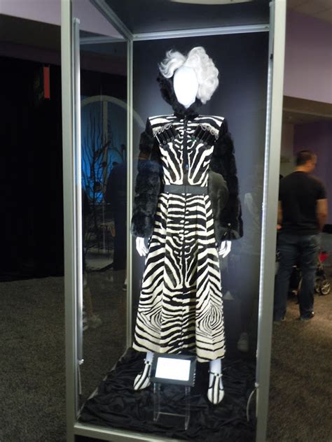 Hollywood Movie Costumes and Props: Glenn Close Cruella de Vil costumes ...