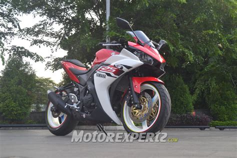 Yamaha R25 modified in Indonesia front three quarter right