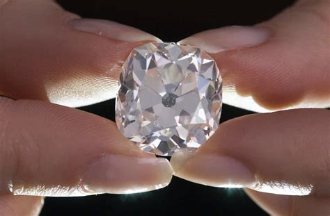 Woman finds that her fake diamond ring from 30 years ago is actually a ...