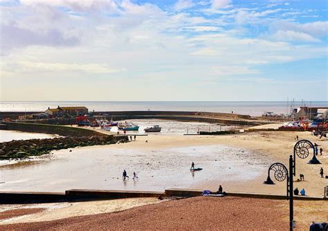 Quick Round-Up: 4 (Dog-friendly) Lyme Regis Beaches For Sunshine Weekends | Your Easy Guide!