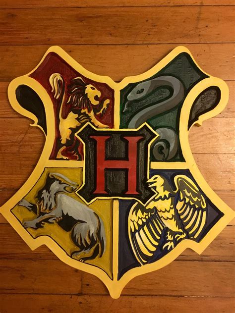 Hogwarts Crest Painting at PaintingValley.com | Explore collection of Hogwarts Crest Painting