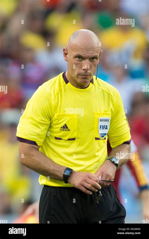 Howard webb referee hi-res stock photography and images - Alamy