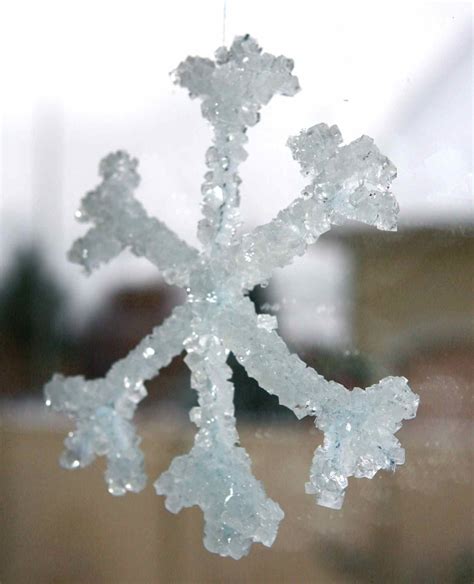 Love these crystal snowflakes! Looks like a fun Christmas party/science ...