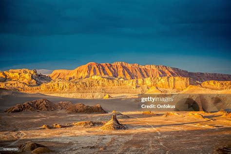 Valley Of The Moon Moon Valley At Sunset Atacama Desert High-Res Stock Photo - Getty Images