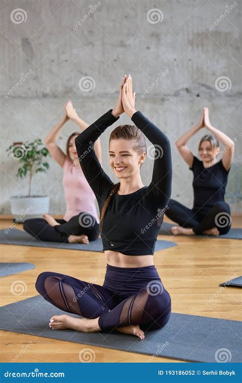 Grupo De Mujeres Haciendo Yoga En La Sala. Foto de archivo - Imagen de ...