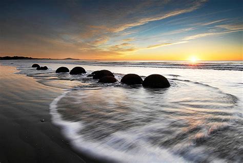 Mysterious places : Visit Moeraki Boulders New Zealand | location on map » Tripfreakz.com