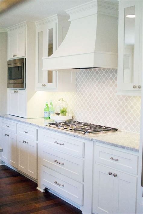 50+ Extraordinary Kitchen Backsplash with White Cabinet Ideas - Page 39 of 55 | White kitchen ...