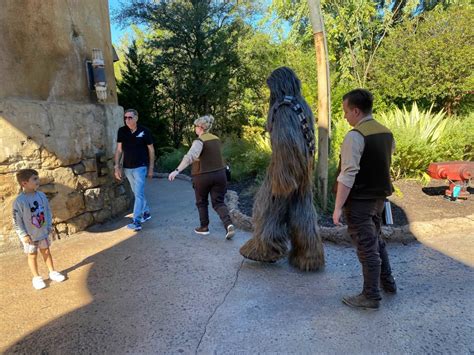 PHOTOS: Star Wars: Galaxy’s Edge Characters Appearing in More Locations at Disney’s Hollywood ...