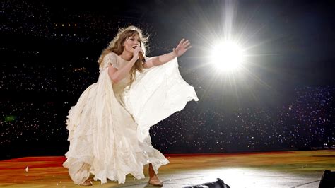 Taylor Swift fans celebrate the start of 'August' | Mashable