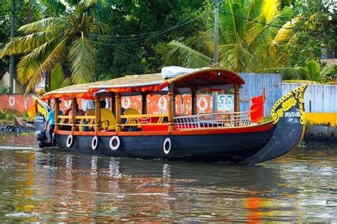 Kochi Private Tour: Kerala Backwater Shikara (Shaded Canoe Boat) Day Cruise