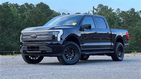 Lifted Ford F-150 Lightning Looks Cool, But Loses A Lot Of Range