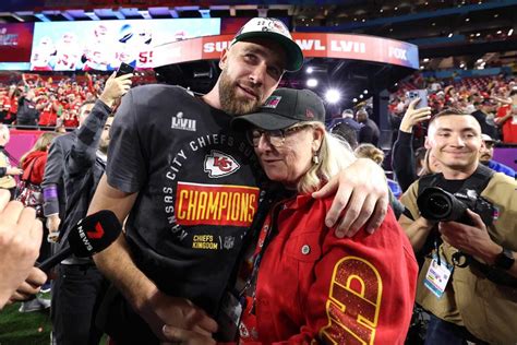 Travis Kelce Praises Mom Donna Kelce’s ‘Communication’ Skills, Admits ...