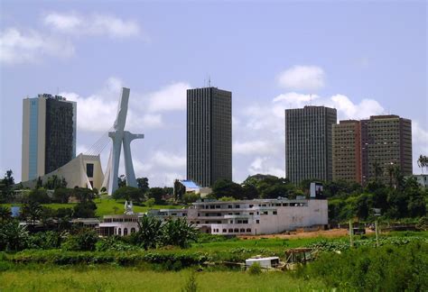 Skyline Abidjan : Cathédrale Saint-Paul d'Abidjan : Abidjan : Abidjan et Lagune : Côte d'Ivoire ...