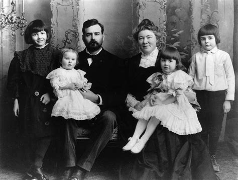 File:Ernest Hemingway with Family, 1905.png - Wikimedia Commons