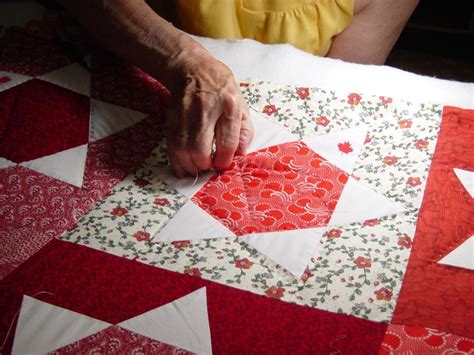 How to Create the Look of Hand Stitching Using Machine Quilting | Machine quilting, Amish quilts ...