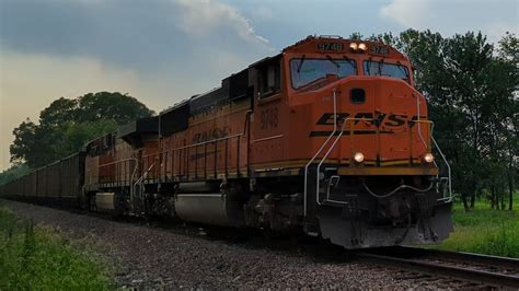 BNSF SD70MACE Leads C-ATMMHK With Horn Salute! - YouTube