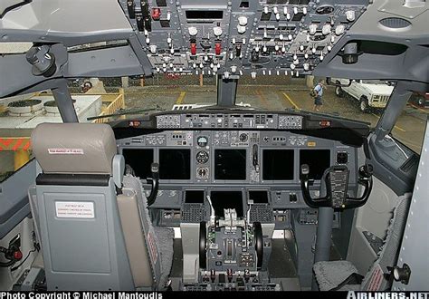 HI-TECH Automotive: Boeing 737-800 Cockpit