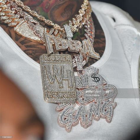 Pin by lee savage on clothes | Rapper jewelry, Chain necklace outfit ...