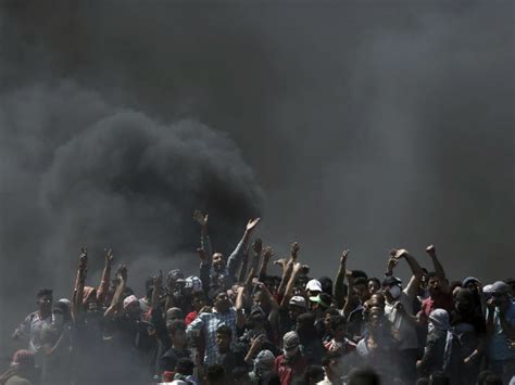 Tens of thousands protest on Gaza border, 37 dead in clashes - Oneindia ...