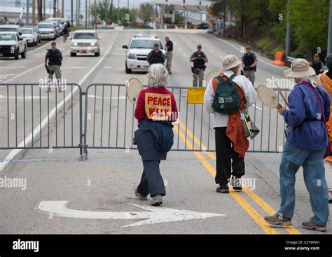 Peace Activists Protest Nuclear Weapons Production at Oak Ridge Weapons Facility Stock Photo - Alamy