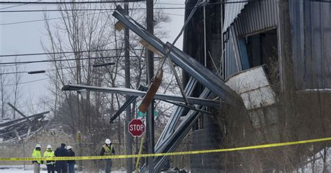 Explosion, fire injures 2 at Detroit commercial building