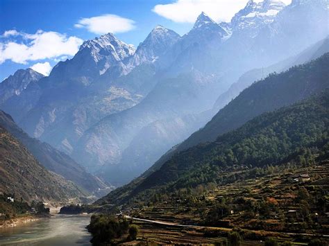 Mountains and Upper Yangtze River in Yunnan - Green Queen