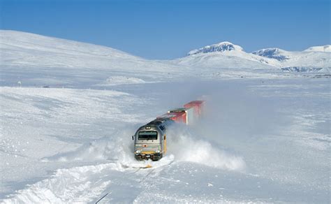 Paki Fashion 2012: Freight train in Norway plowing through snow