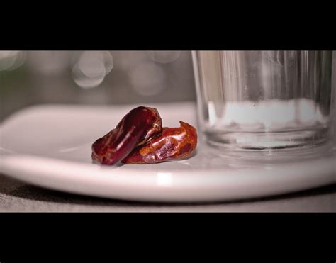 Ramadan : Break Fasting (Iftar) with Dates - navedz.com