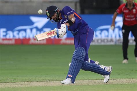 Virat Kohli drills a six straight down the ground | ESPNcricinfo.com