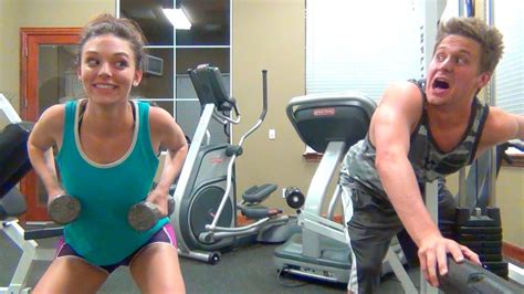 FUNNY COUPLE WORKOUTS!! - YouTube