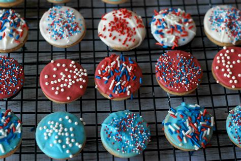 Chocolate Dipped Oreos - TGIF - This Grandma is Fun